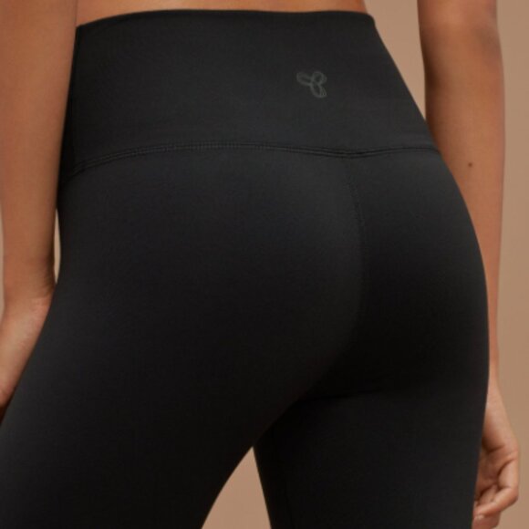 ARITZIA TNA: 
SALE bundle of 2 high-rise leggings
As shown - Picture 2 of 6